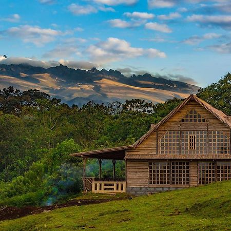 Mount Kenya National Park Castle Forest Lodge מראה חיצוני תמונה